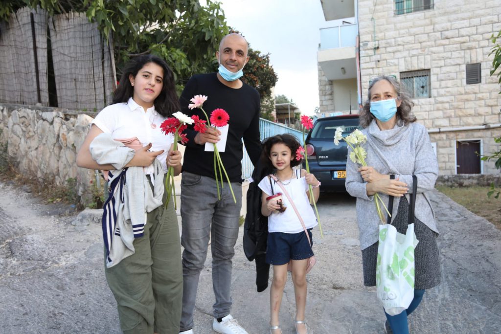 תג מאיר | חלוקת פרחי שלום בשכונת בית צפאפא בירושלים